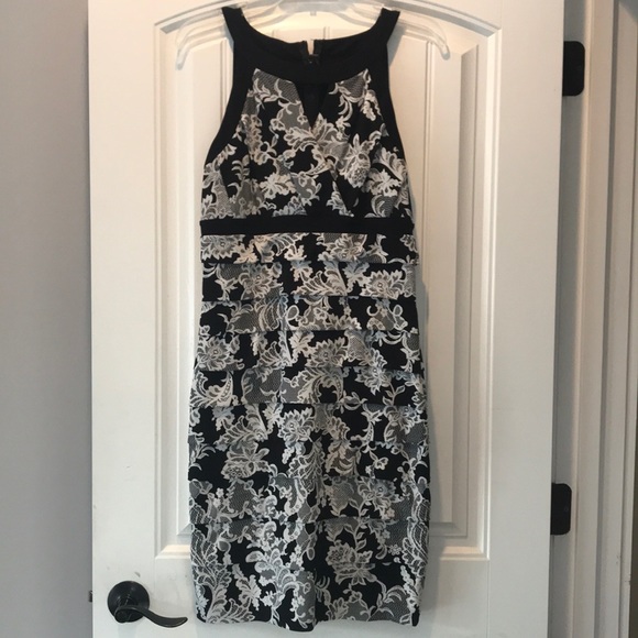 White House Black Market Dresses & Skirts - WHBM “instantly slimming” dress